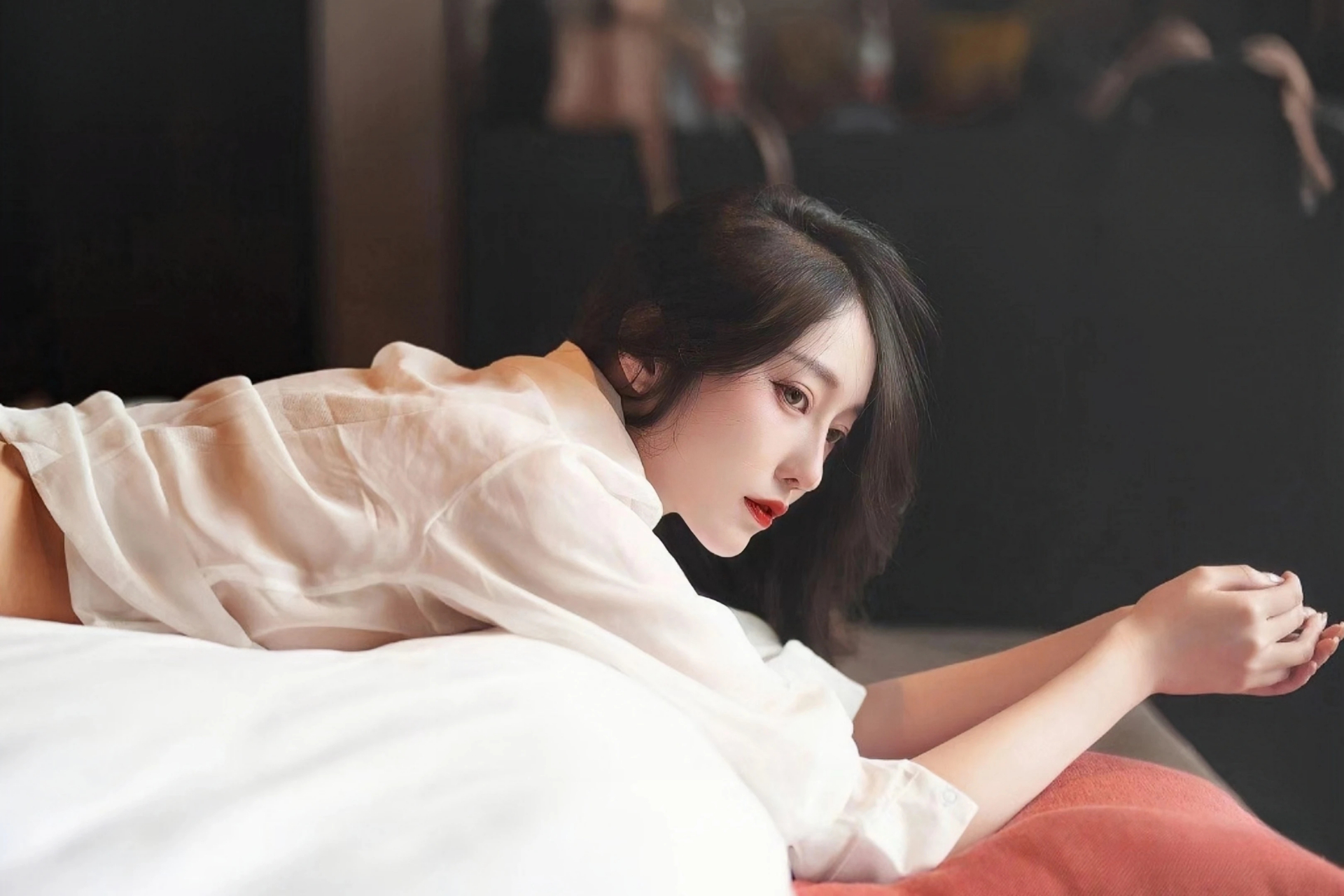 SUV悬在山坡两人危在旦夕 十几人拉绳作保险